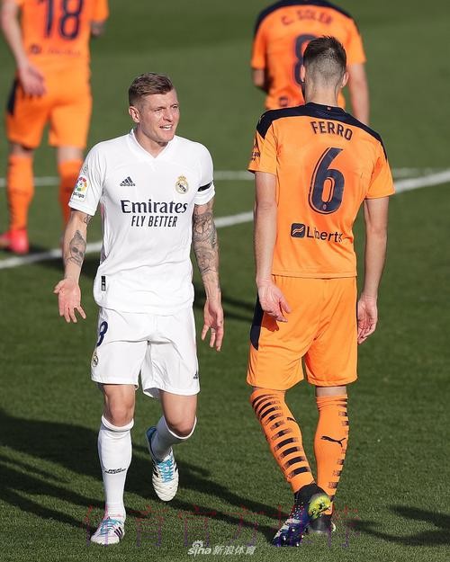 西甲-本泽马世界波克罗斯传射 皇马2-0瓦伦3连胜 西甲-本泽马世界波克罗斯传射 皇马2-0瓦伦3连胜