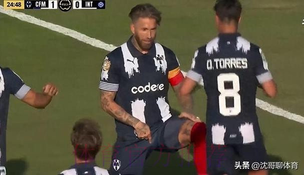 裁判专家：拉莫斯肘部侵占皮球运行空间应给点球